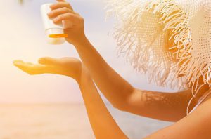 Thoa kem chống nắng có SPF từ 30 trở lên mỗi ngày, kể cả khi trời râm mát.
